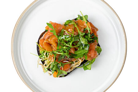 Тост из бородинского хлеба с форелью и хреном