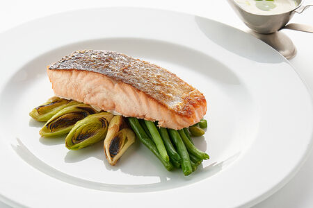 Лосось со спаржей, фасолью и соусом с красной икрой
