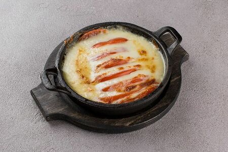 Сыр Сулугуни со свежими томатами на кеци