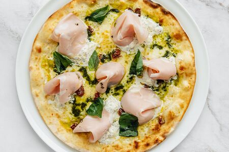 Пицца с мортаделлой, страчателлой и черным трюфелем