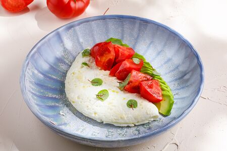 Белковый омлет с томатами и авокадо