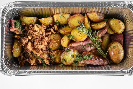 Картофель с беконом и чесноком в сырном соусе с песто