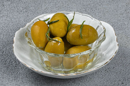 Оливки в чесночном масле с розмарином