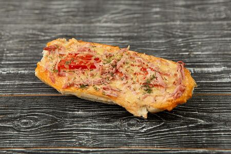 Бутерброд с колбасой и томатами