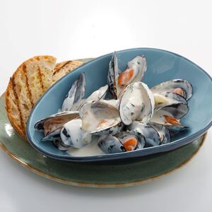 Мидии в нежном сырном соусе