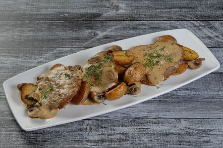 Телятина с кремом из белых грибов и молодым картофелем