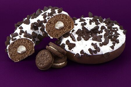 Пончик КукисДон с ванильным кремом и печеньем