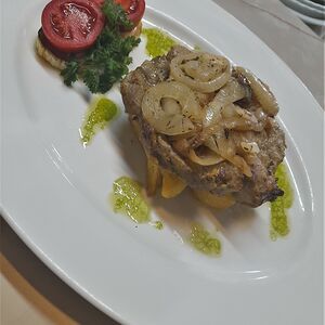 Свиная шейка, жаренная с луком по-домашнему