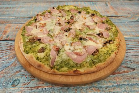 Пицца с ветчиной и беконом на шпинатном соусе