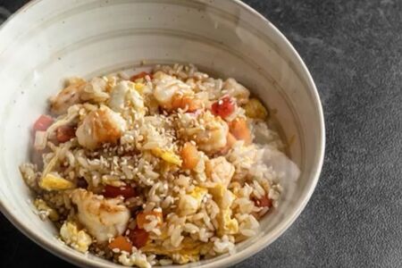 Жареный рис с креветками