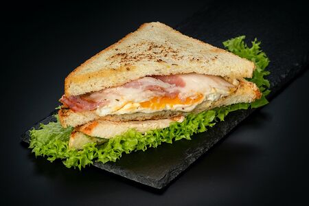 Сэндвич с курицей и беконом