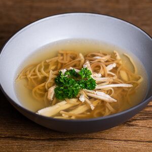 Консоме из цыпленка с жареной лапшой