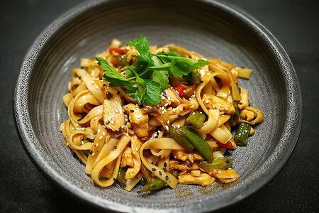 Лапша с курицей и овощами