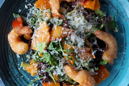 Салат с грушей и креветками темпура