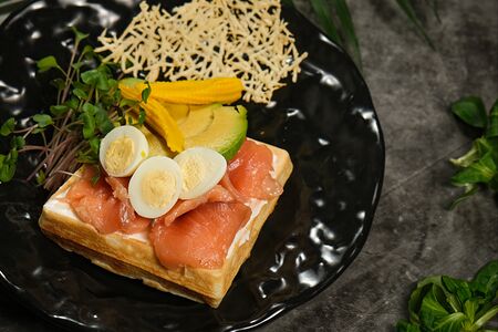 Лосось на бельгийской вафле