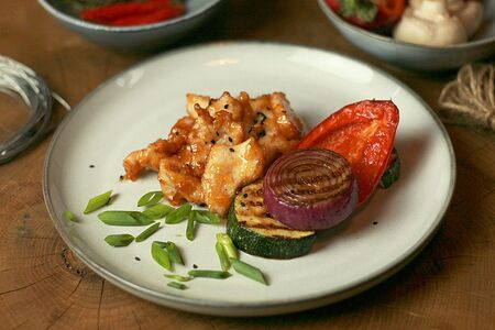 Куриное филе в карамели с овощами гриль