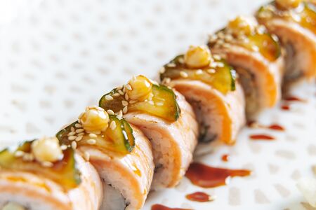 Ролл с опаленным лососем с креветками и кимчи огурец