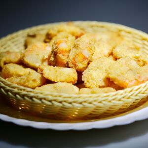 Жареные креветки в сухарях