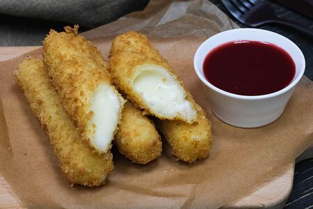 Сырные палочки с малиновым соусом