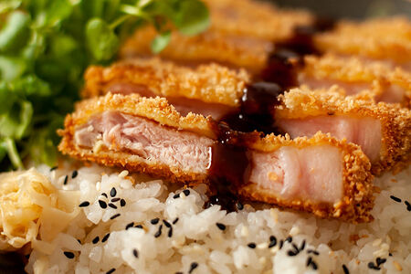 Жареный рис с курицей кацу