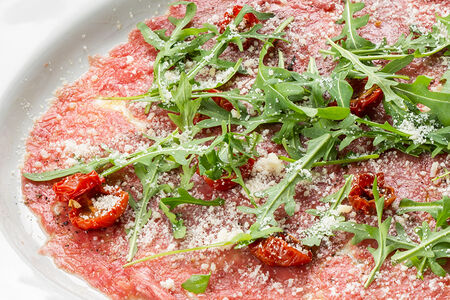 Карпаччо из стейка рибай с соусом тоннато и пармезаном