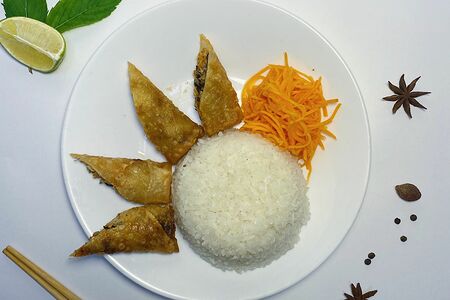Ком Нем - Рис с жареными роллами 