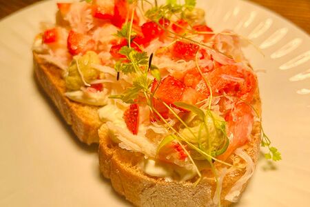 Брускетта с крабом, соусом из сливочного сыра, гуакамоле и свежей клубникой