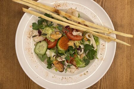 Теплый салат с морепродуктами