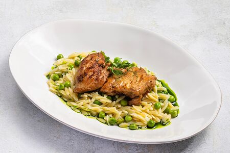 Бедрышко цыпленка с пастой орзо