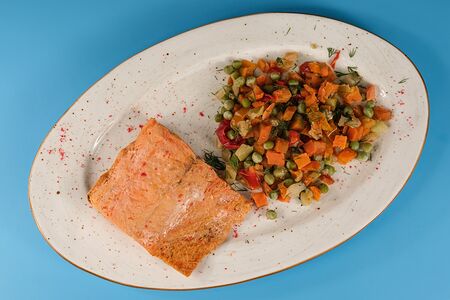 Кета с овощами