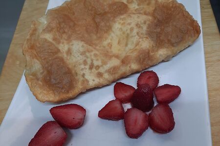 Чебурек с клубничным джемом