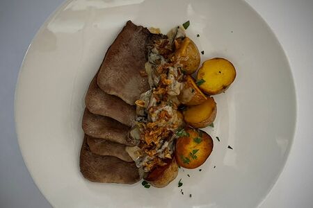 Обжаренный говяжий язык с молодым картофелем