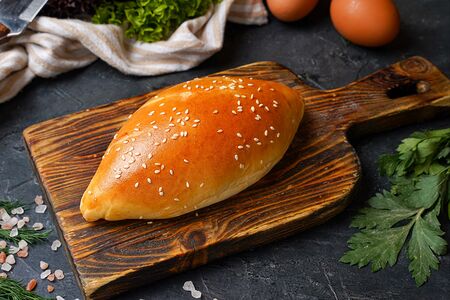 Пирожок с яйцом и зеленым луком