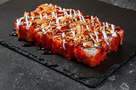 Ролл с лососем-гриль в икре Тобико