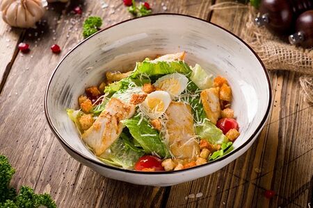 Салат Цезарь с курицей