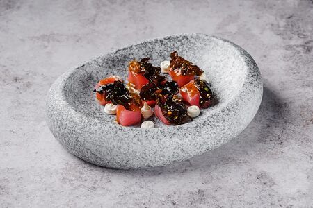 Тунец с древесными грибами и трюфельно-соевым соусом