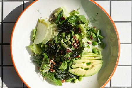 Зеленый салат с киноа, эдамаме и авокадо