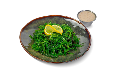 Салат чука с ореховым соусом