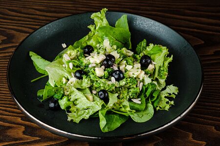 Салат с голубикой и горгонзолой