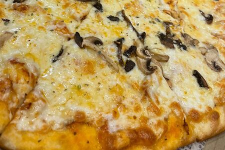 Пицца с курицей и грибами