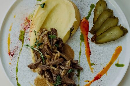 Бефстроганов с пюре и маринованными огурцами