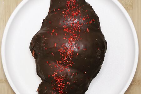 Круассан клубника-шоколад