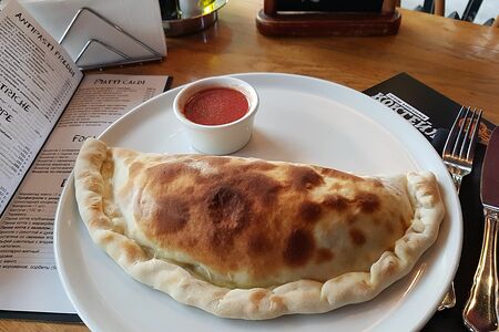 Пицца Кальцоне с ветчиной и артишоками