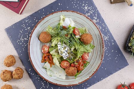 Салат с фалафелем