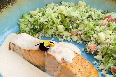 Стейк из семги с салатом Табуле