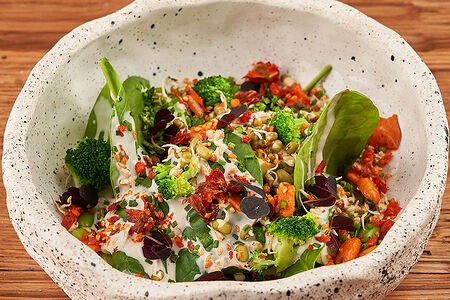 Грин салат, карамелизованный арахис, имбирный соус