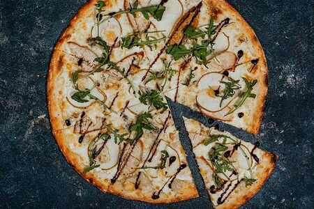 Пицца с подкопчённым филе индейки, грушей и сыром Дорблю