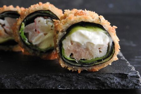 Горячий ролл с тунцом без риса