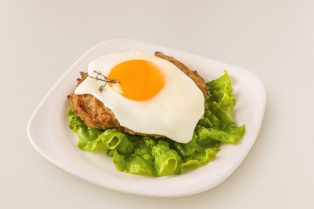 Бифштекс с яйцом