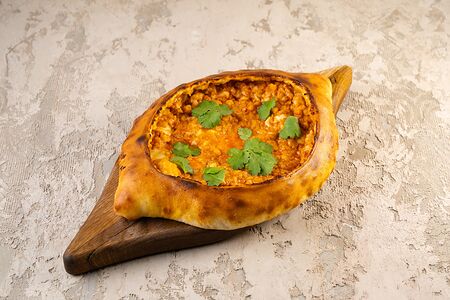 Хачапури по-аджарски с креветкой и пастой том ям